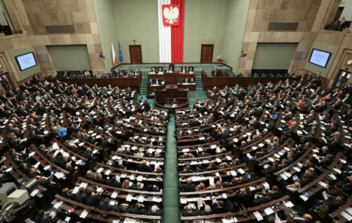 Lodzie-rowery-wodne-i-kajaki-Sejm-wyprzedaje-majatek-za-grosze-1024x647