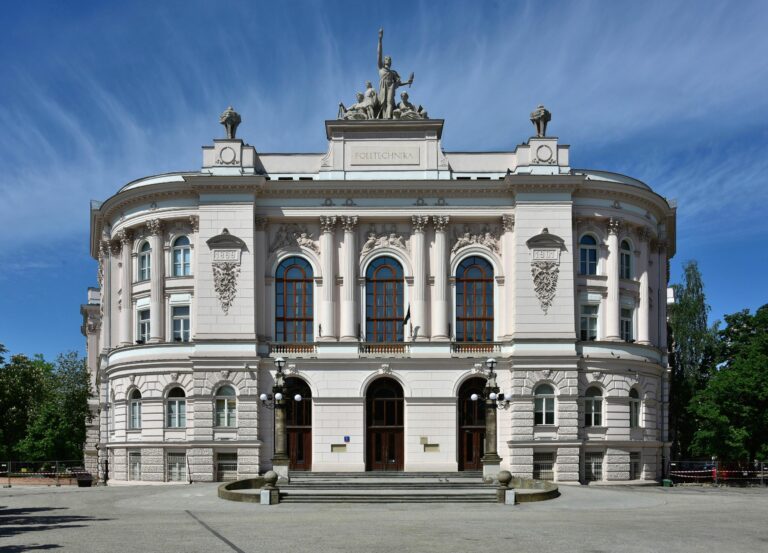 Politechnika Warszawska. Napastnik wciąż grasuje w wewnętrznych systemach i dobrze się bawi