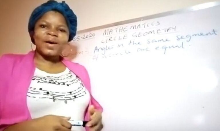 Basirat  jest nauczycielką matematyki w Nigerii. Uczy przez internet 1800 uczniów