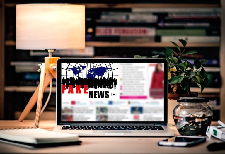 Świat powinien walczyć z fake newsami systemowo