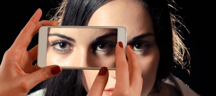 smartphone-mobile-hand-screen-person-girl-803371-pxhere.com