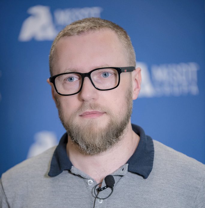 Foto_portret_AdamKossowski POZIOM