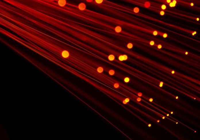 compare-fibre-PAOv9-7VBMI-unsplash światłowód