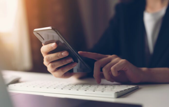 woman-using-smartphone kto dzwonił sprawdź numer