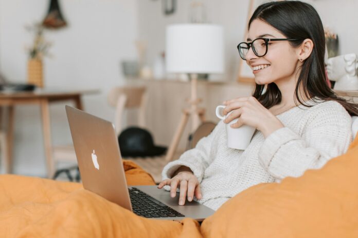 pexels-vlada-karpovich-4050388 Live shopping