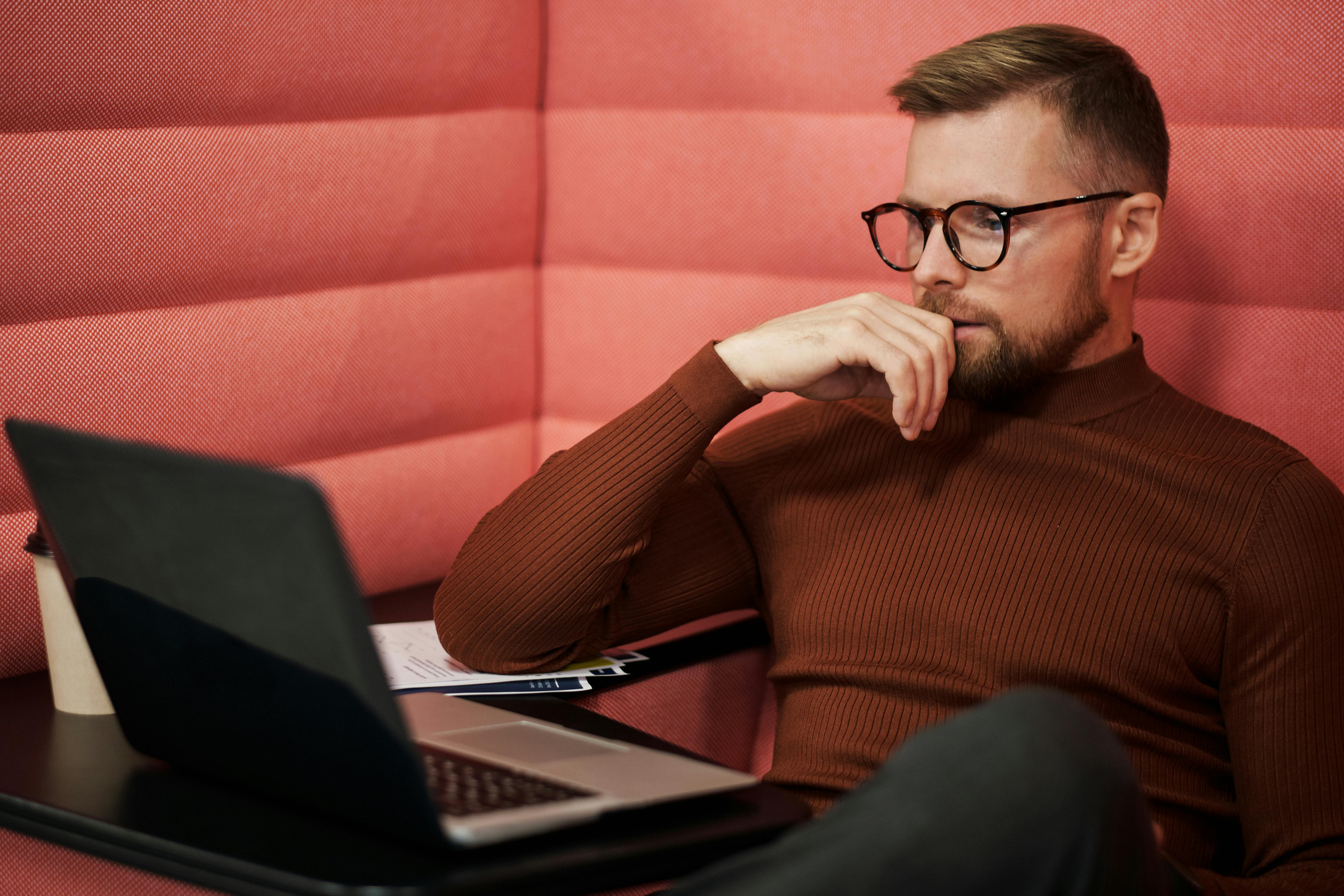 Czy Unia Europejska wprowadzi obowiązkową weryfikację wieku w internecie już w lipcu 2025 roku?