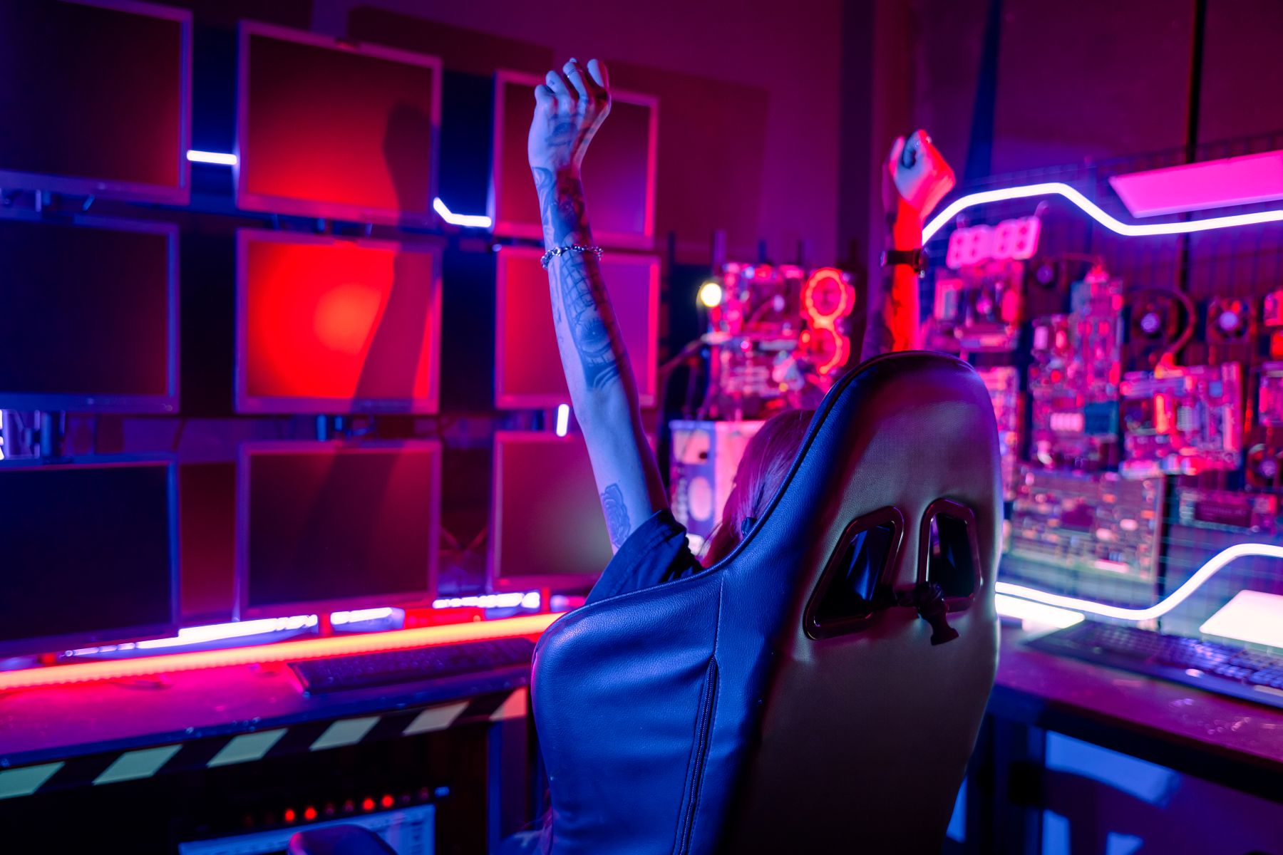 Fotel gamingowy z podnóżkiem – zbędny bajer czy must-have dla gracza?