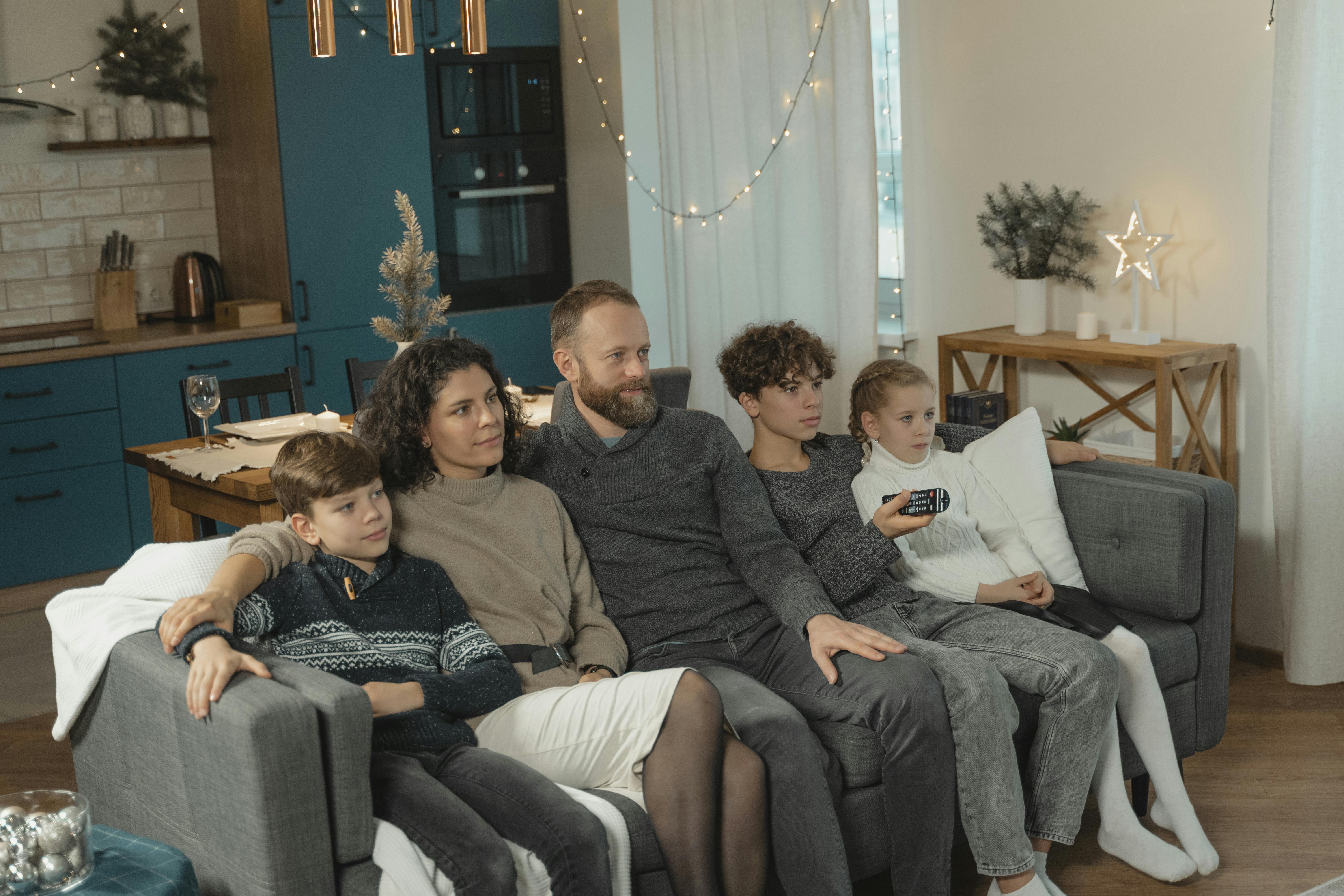 Polacy oglądają tyle samo telewizji co 10 lat temu. Ale co oglądają?