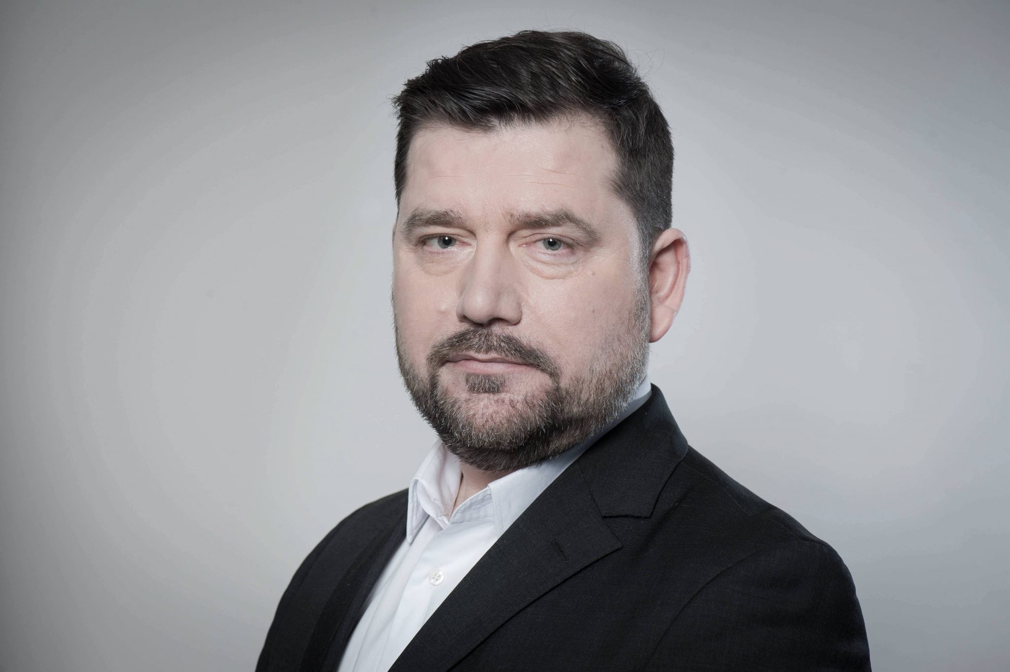Newsmax Polska i nowa rola Wojciecha Surmacza